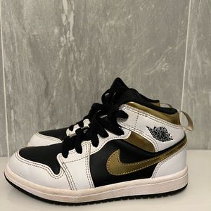 Air Jordan 1  13c black white gold